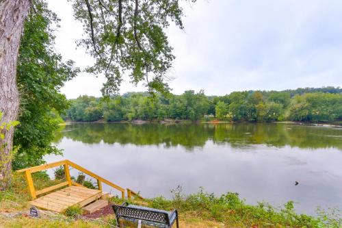 Berryville Apartamento | Peaceful Riverfront Retreat with Yoga and Art Studio!
