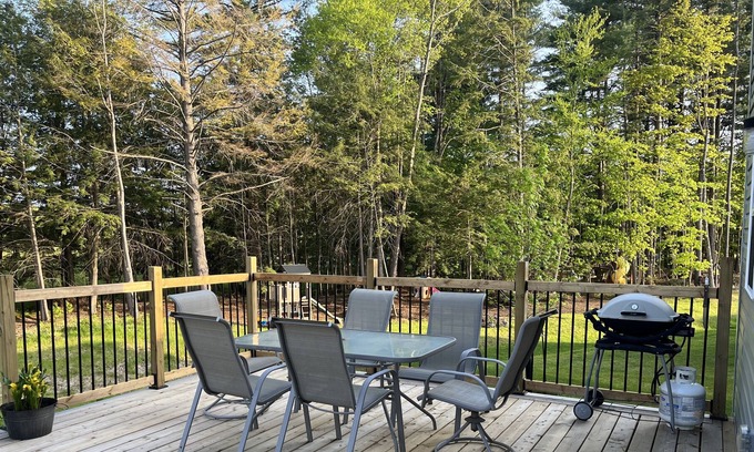 Bracebridge Casa | Peaceful & Roomy, Close to Lakes and Town