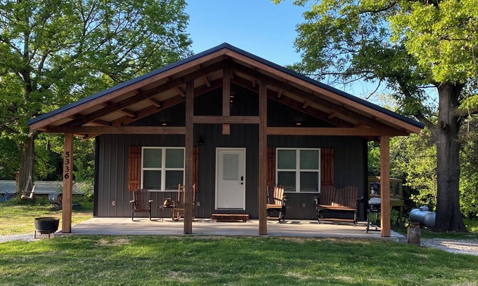 Boone County Otro | Peaceful rural hideout 25 min south of Branson in NW AR w/ large covered porch