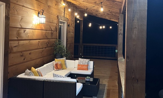 Copperhill Cabina | Peaceful, rustic, luxurious, with mountain views and hot tub!