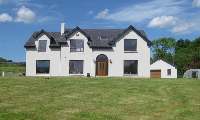 Fivemilebourne Casa | Peaceful, Scenic Family Home