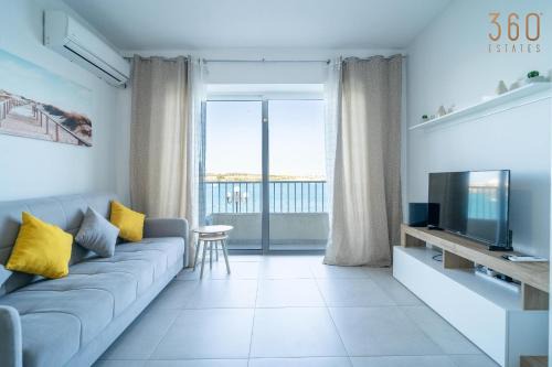 Birzebbuga Apartamento | Peaceful Seafront 3BR Apt with Balcony by 360 Estates