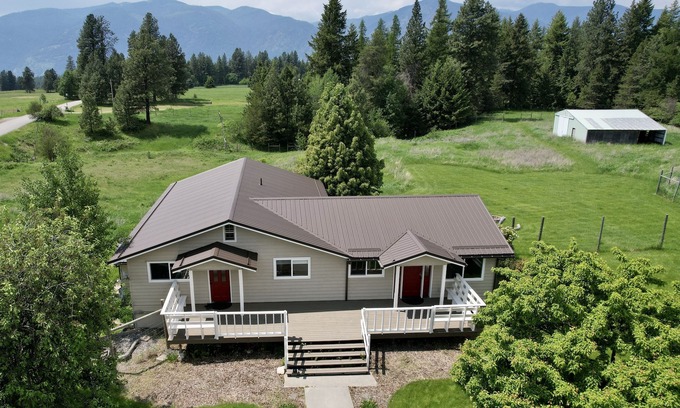 Bonners Ferry Casa | Peaceful Secluded Farmhouse - 10 minutes from Bonner's Ferry