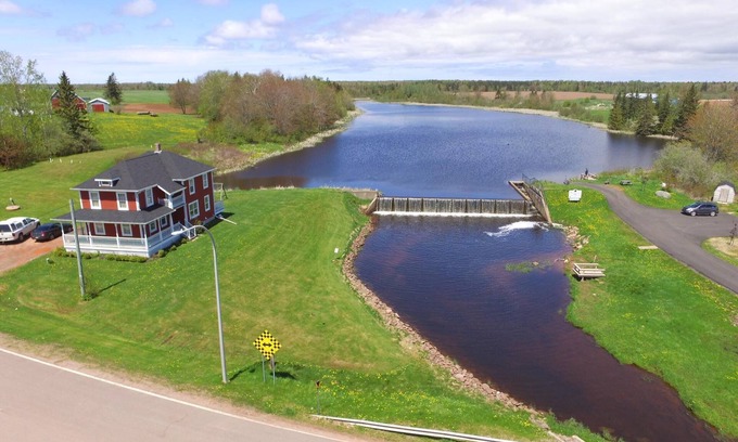 Lot 8 Casa | Entorno tranquilo en Glenwood Pond, cerca del faro de West Point.
