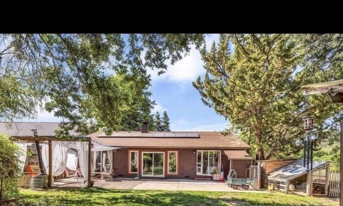 Kelseyville Casa | Peaceful setting on Kelsey creek ideal for artistic families.
