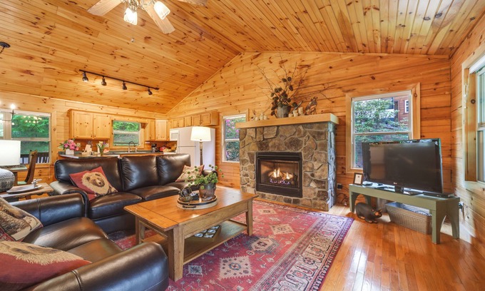 Waynesville Cabina | ¡NUEVO! Pintoresco Smoky Mtn Cabin w / Deck & Firepit!