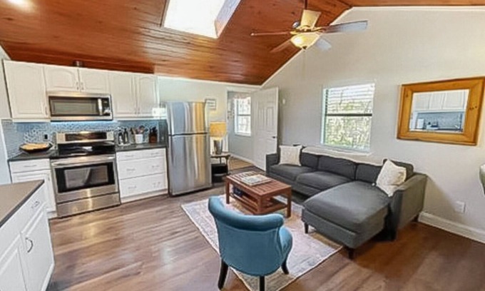 Canyon Lake Cabina | Peaceful Songbird Cabin in Canyon Lake! Only 5 minutes for the lake & river!