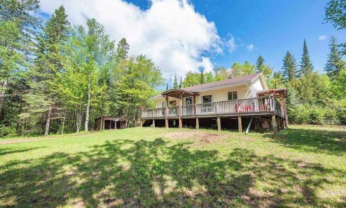 Whitney Casa | Peaceful sound's of nature!!right outside the east gate of Algonquin park .