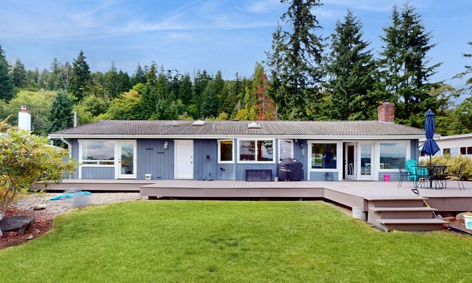 Belfair Casa | Peaceful Soundfront Getaway with Private Beach Access and Outdoor Living