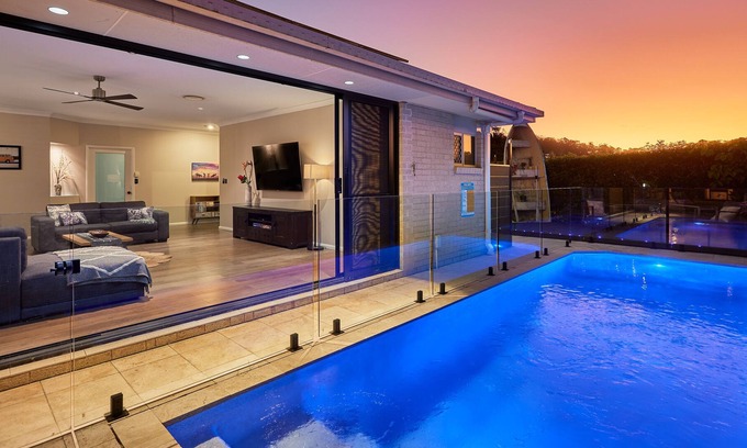 Gold Coast Casa | Peaceful & Spacious, 5 bedroom with POOL @ Burleigh Heads