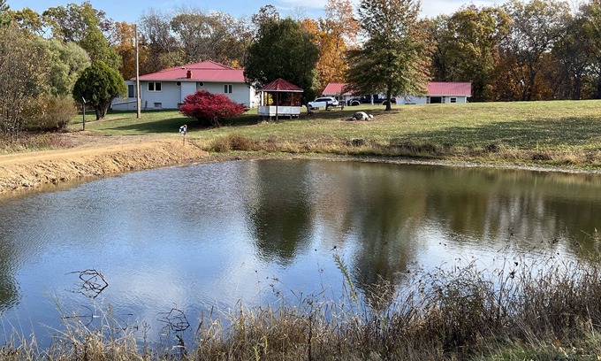 Keosauqua Casa | Peaceful, spacious 4 bedroom house in the country - Gazebo/Pond