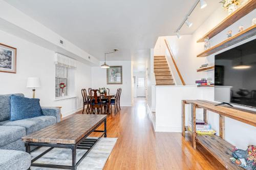 Richmond Casa | Peaceful & spacious family home near Carytown fully fenced