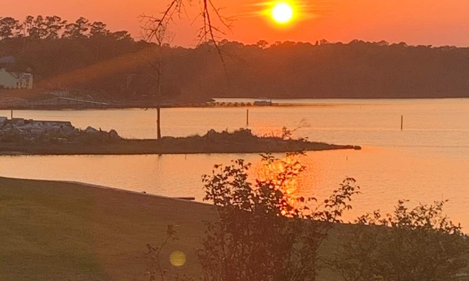 Sneads Ferry Casa | Peaceful Spacious waterfront home