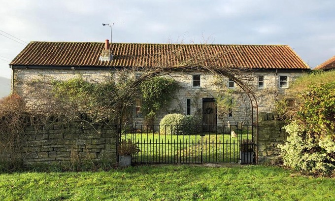 Somerton Casa | Peaceful stone barn conversion in Somerset