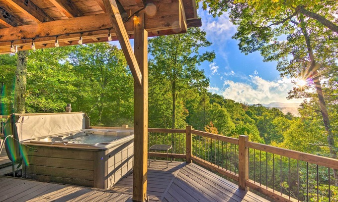 Brevard Cabina | Peaceful ‘Stony Point’ Getaway w/ Hot Tub & Views!
