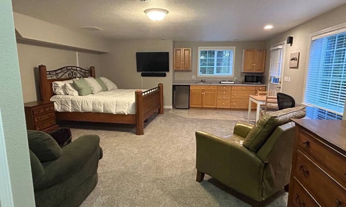 Eugene Apartamento | Peaceful studio close to town - Only 20 minutes to U of O!