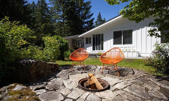 Woodfibre Casa | Peaceful/stylish 4 bdrm, 2 bath. Hot tub and massage chair, 35 min to Whistler.