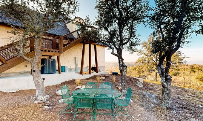 Fredericksburg Condominio | Peaceful & stylish getaway with patio & stunning views - near rivers & wineries