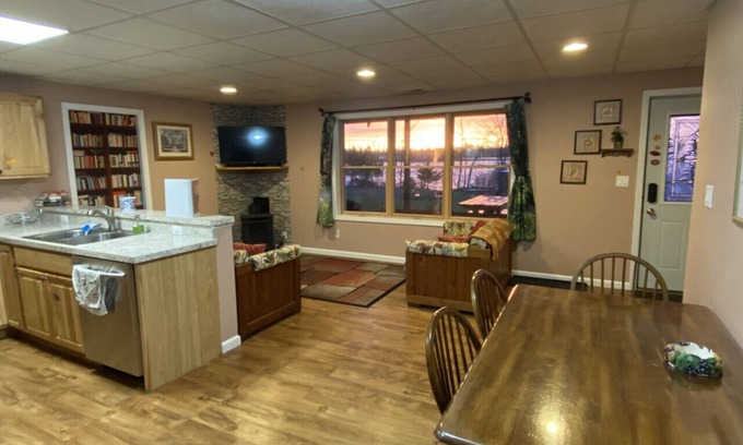 Lapeer Apartamento | Suite tranquila en Hidden Charm Lake Inn. Se admiten mascotas.