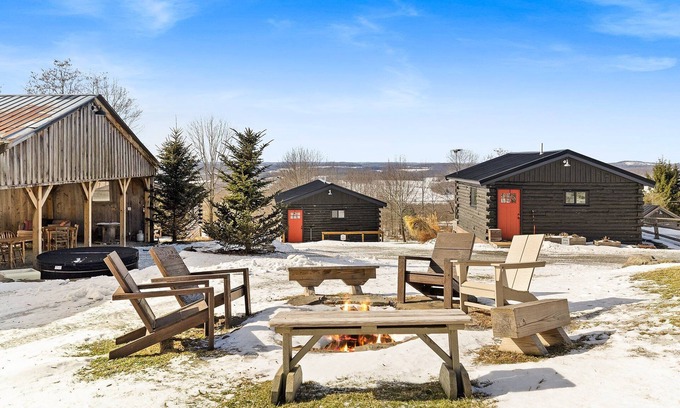 Thompson Alquiler De RV | Peaceful Summer Cabins for Families w/ Hot Tub, Firepit, Mountain Views & Trails