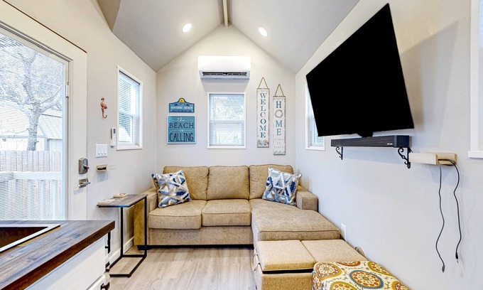 Navarre Casa | Peaceful & sun-soaked getaway with fire pit & W/D - near beaches, trails, & golf