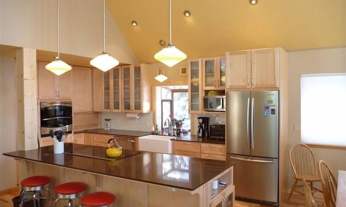 Truckee Casa | Hermosa Tahoe Donner 3 BR / 3 BA Inicio con jacuzzi - Perros Ok - NO ARRENDAMIENTOS DE ESQUÍ!