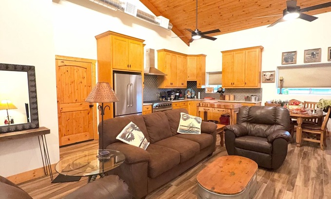 Lipan Casa | Peaceful Texas Retreat w/Gourmet Kitchen, Ranch Views, Optional MasterChef Meals