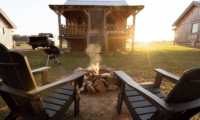 Smithville Cabina | Peaceful Tiny Creekside Cabin Near RockIslandStatePark and CenterHillLake