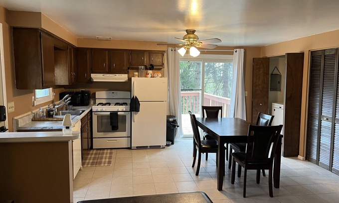Pittsburgh Apartamento | Peaceful Treetop Living 10 min. to downtown/ stadium, large deck, pet friendly