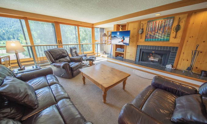 Lakeside Village Condominio | Peaceful Unit Close to Keystone Lake and Hot Tub