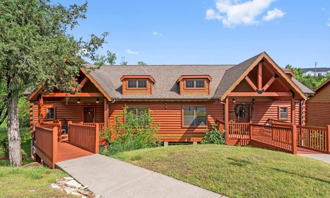 Branson Theater District Cabina | Peaceful Walk-in Cabin with Whirlpool Tub, Gas Fireplace, and Screened-in Porch