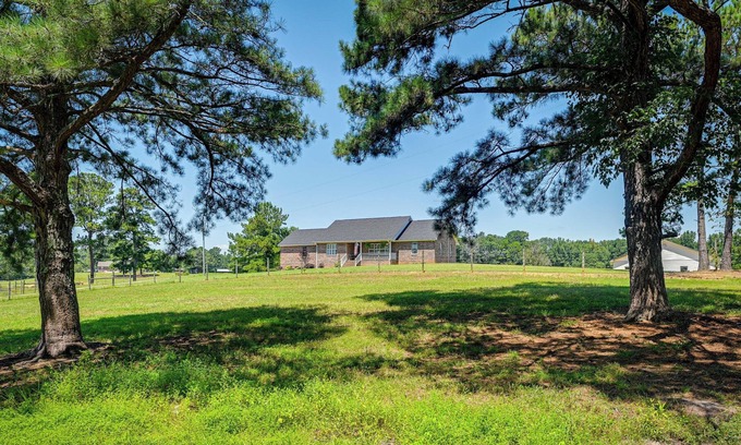 Warm Springs Casa | Peaceful Warm Springs Home w/ Pool Access!