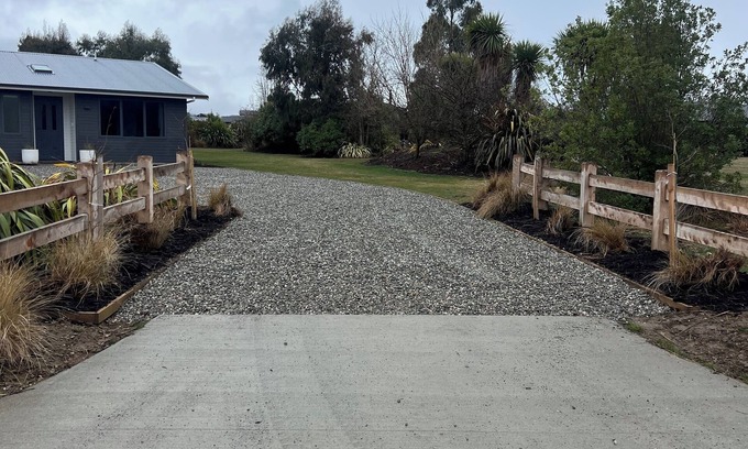 Lake Hawea Casa | Peaceful warm & sunny tastefully furnished spa sauna 1/2 acre 7min walk to lake