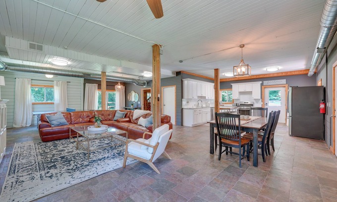 Warrenville Cabina | Peaceful Warrenville Home: 1 Mi to Herrick Lake!