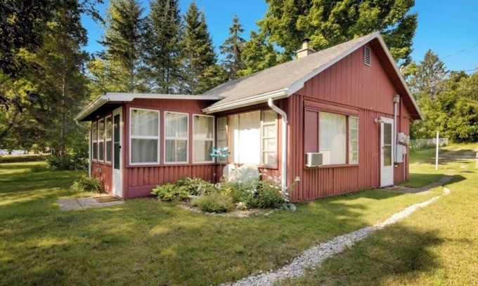 Central Lake Cabina | Peaceful Waterfront Cabin