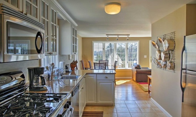 Freeport Apartamento | Peaceful Waterfront Apt with Deck, 22 Mi to Portland