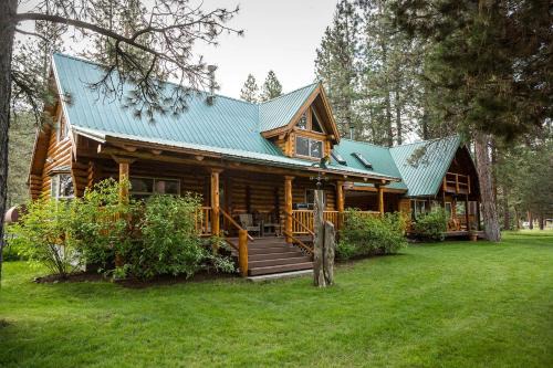 Chiloquin Casa | Peaceful Waterfront Log Cabin near Crater Lake National Forest, Oregon