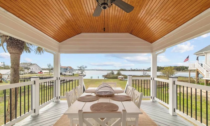 Newport Casa | Peaceful waterfront retreat. Beach just minutes away. Gorgeous views