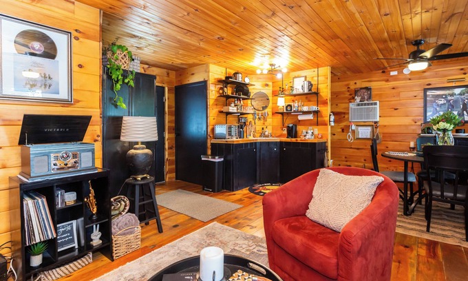 Mid America Casa | Peaceful, waterfront two-story house near Oaklawn Racing in Hot Springs AR