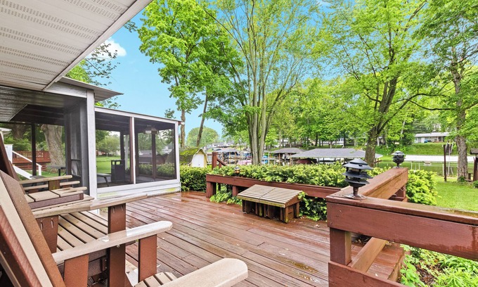 Monticello Casa | Peaceful Waterfront Home - Close To Indiana Beach