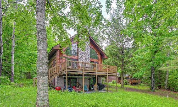 Lac du Flambeau Cabina | Peaceful White Sand Lake House w/ Dock & Deck!