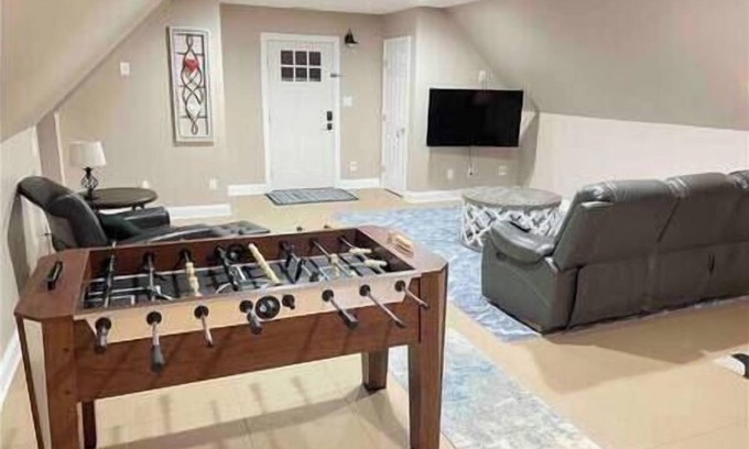 Sanford Casa | Peaceful Woods Getaway – Spacious Upper Flat