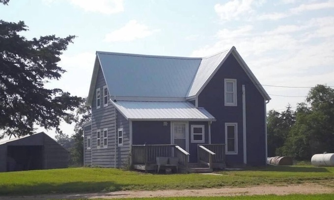 Springdale Otro | Peaceful working farmhouse near Ord Ne.