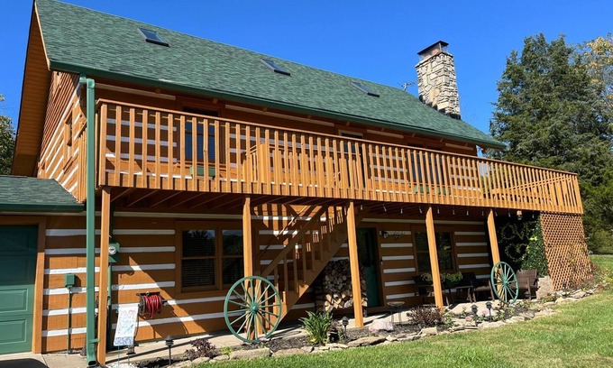 Sayler Park Cabina | Peacefully loving retreat! Cabin in charming Lawrenceburg.