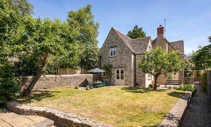 Ampney Crucis Cabaña | PEACH COTTAGE, family friendly, character holiday cottage in Poulton