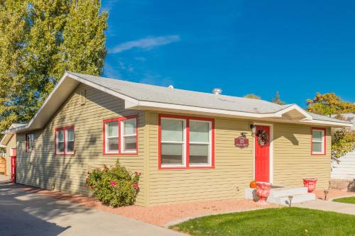 Fruita Casa | Peach House Ii - Cozy, Inviting Downtown Cottage!