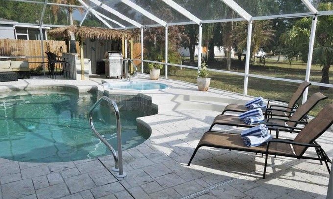 Port Charlotte Casa | Peachland getaway with pool and tiki bar