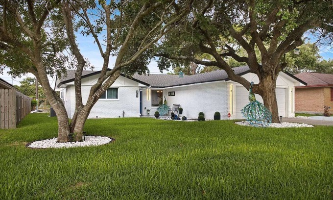 Flour Bluff Casa | Peacock Bluff: A modern coastal 3BR/2BA retreat in Flour Bluff near the beach