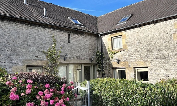 Crowdecote Cabaña | Peak District country cottage with free EV charging