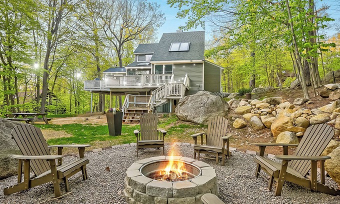 Birch Hill Casa | Peak Foliage Getaway. Hiking, Kancamagus, Fire Pit & Spacious North Conway Home